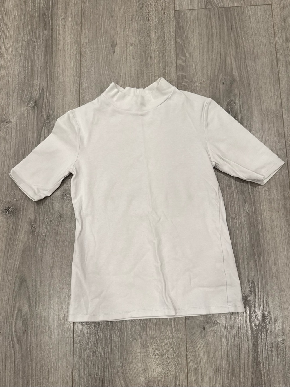 Uniqlo White Short Sleeve Mock Neck Tee